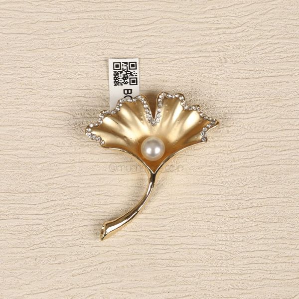Shell Shape With Pearl Brooch Pin