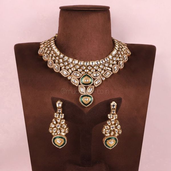 Minimal With Diamond And Kundan Necklace Set
