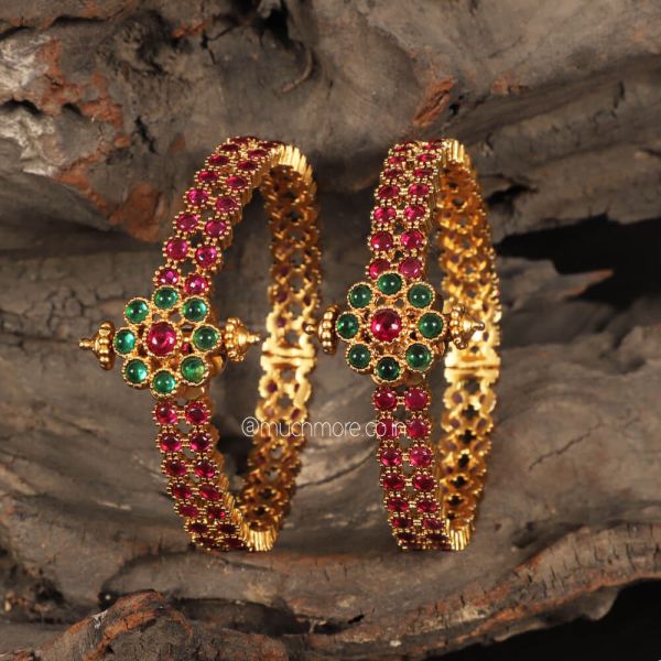 Exclusively Design Ruby Green Screw Bangles