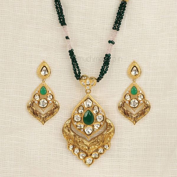 Buy At best Price Emerald Green Kundan Pendat With Earrings