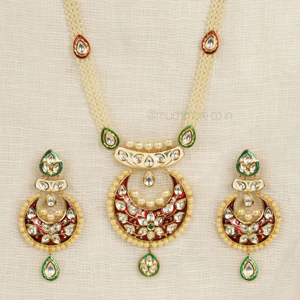 Minimal Work Colored Kundan Earrings And Pendant With Chain