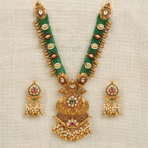 Exclusive Kundan Designer Pendant And Chain Set
