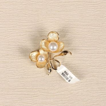 Flower With Pearl Brooch Pin 